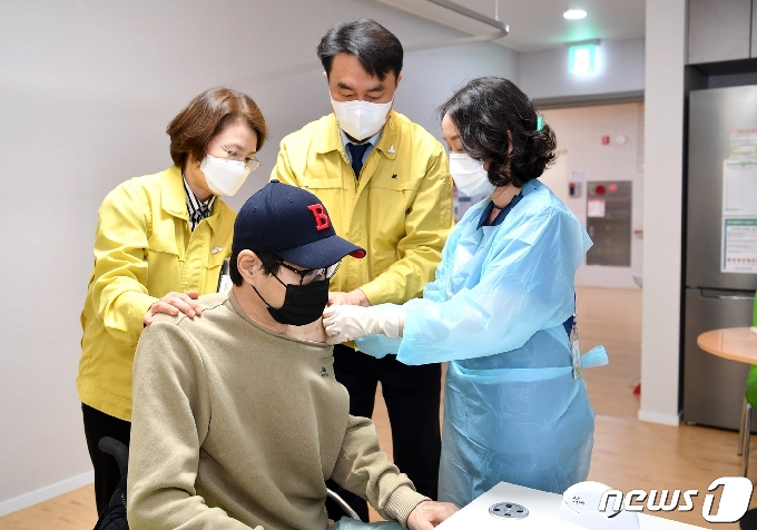 김상호 시장이 코로나19 백신 접종을 참관하고 있다.(하남시 제공) © News1