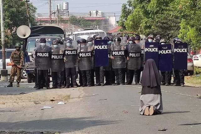 안 로사 누 타웅 수녀가 무장한 경찰들 앞에서 울음을 터트리며 시위대에 사격을 하지 말아달라고 호소하고 있다./사진=찰스 마웅 보 추기경 트위터