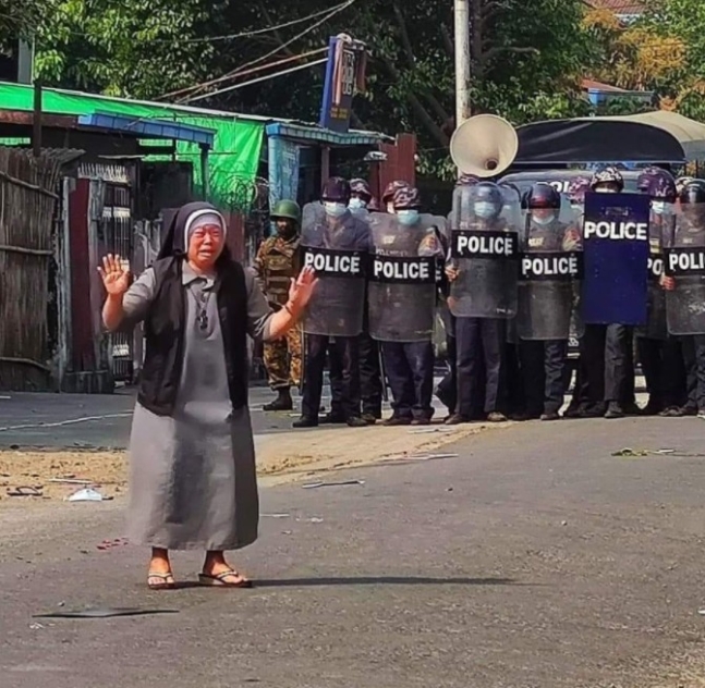 안 로사 누 타웅 수녀가 무장한 경찰들 앞에서 울음을 터트리며 시위대에 사격을 하지 말아달라고 호소하고 있다./사진=찰스 마웅 보 추기경 트위터 갈무리