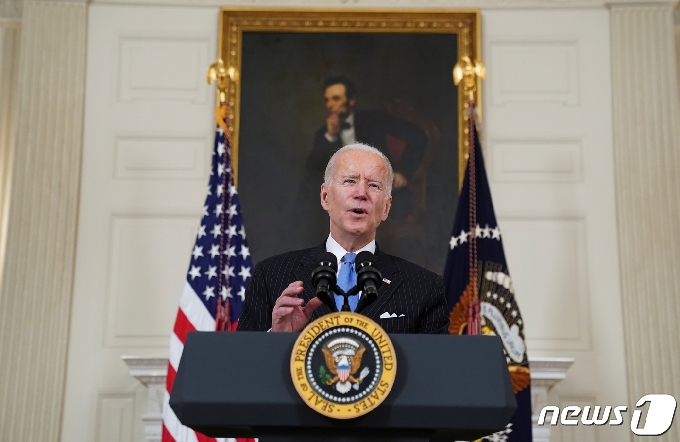 조 바이든 미국 대통령이 2일(현지시간) 백악관에서 기자회견을 하고 있다. © 로이터=뉴스1