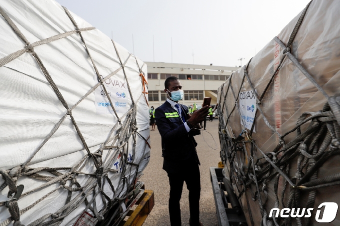 지난달 24일 가나의 수도 아크라의 코토카국제공항에 도착한 '코백스'의 아스트라제네카 코로나19 백신. © 로이터=뉴스1