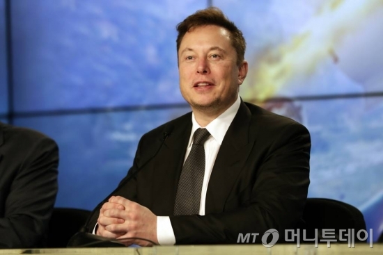 Elon Musk founder, CEO, and chief engineer/designer of SpaceX speaks during a news conference after a Falcon 9 SpaceX rocket test flight to demonstrate the capsule's emergency escape system at the Kennedy Space Center in Cape Canaveral, Fla., Sunday, Jan. 19, 2020. (AP Photo/John Raoux) / 사진제공=AP 뉴시스