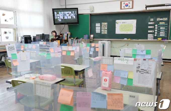 지난 1월27일 서울 노원구 한 초등학교에서 교사가 온라인 수업을 진행하고 있다./뉴스1 © News1 이성철 기자