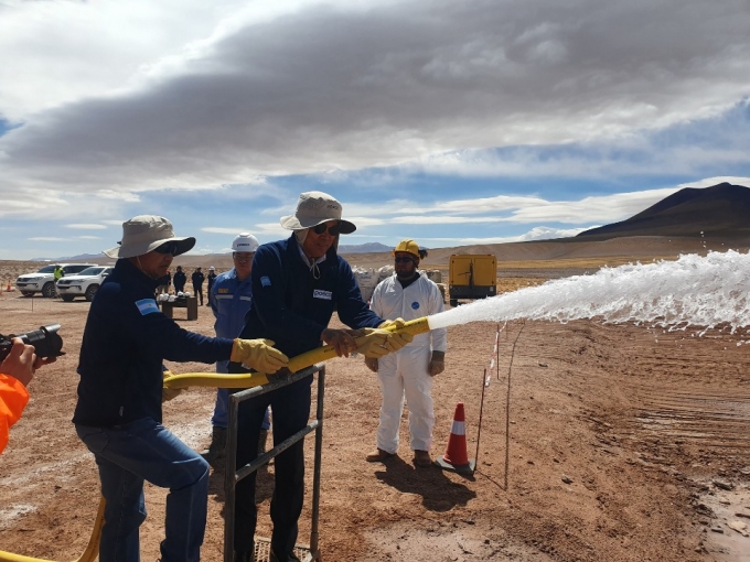 최정우 회장이 2019년 10월 19일 아르헨티나 옴브레 무에르토 염호 리튬 추출 데모플랜트 건설 현장을 방문해 지하 염수 추출 시현을 하고 있다./사진제공=포스코