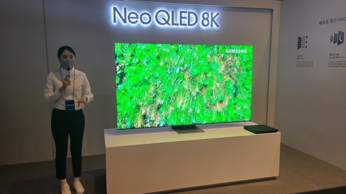 지난 3일 오전 삼성전자 관계자가 서울 서초구 삼성 딜라이트에서 2021년 신제품 Neo QLED TV에 대해 설명하고 있다./사진=오문영 기자