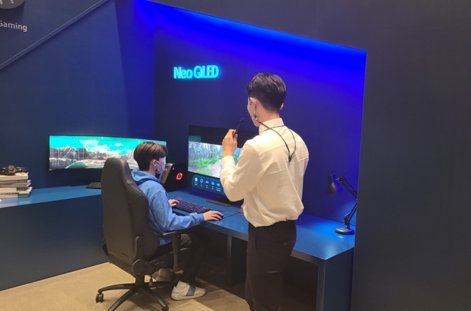지난 3일 오전 삼성전자 관계자가 서울 서초구 삼성 딜라이트에서 2021년 신제품 Neo QLED TV를 이용해 게임을 하고 있다./사진=오문영 기자