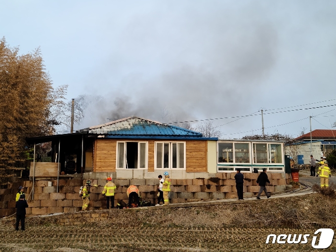 충남 부여군 부여읍 가증리 한 주택에서 불이 났다.(독자 제공)© 뉴스1