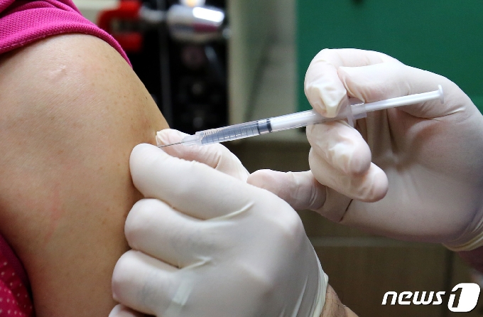 코로나 백신을 접종. 2021.3.2/뉴스1 © News1 김기태 기자