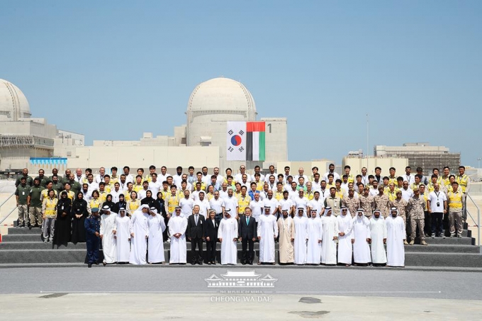 아랍에미리트(UAE)를 공식 방문 중인 문재인 대통령이 26일 오후(현지시간) 모하메드 빈 자이드 알 나흐얀 왕세제와 원전 관계자들과 함께 한국이 건설한 바라카 원전 1호기 앞에서 기념 촬영을 하고 있다. (청와대 페이스북) 2018.3.27/뉴스1  
