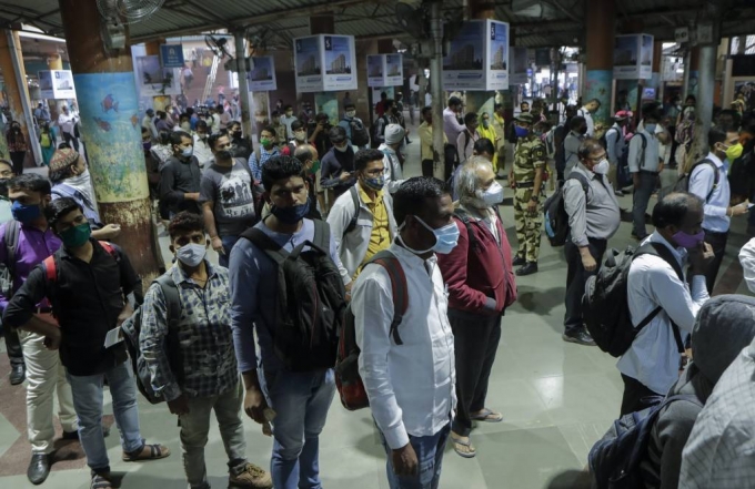 1일(현지시간) 인도 뭄바이에서 코로나19로 운행이 중단된 지 약 10개월 만에 교외 열차 운행이 재개돼 마스크를 쓴 사람들이 열차표를 사기 위해 줄 서 있다. 2021.02.01./사진=[뭄바이=AP/뉴시스]