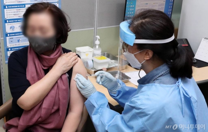 3일 오전 서울 중구보건소를 찾은 시민들이 코로나19 백신 접종을 하고 있다./사진=이기범 기자