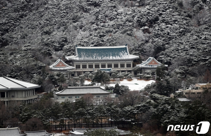 서울 종로구 청와대 일대가 새하얀 눈에 뒤덮혀 있다. 2021.3.2/뉴스1 /사진제공=뉴스1