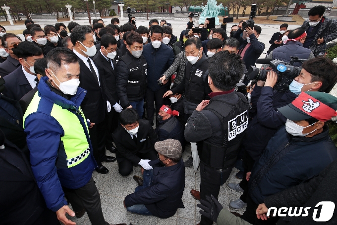 [사진] 황기철 보훈처장 5·18 참배 막아서는 '5월 공법단체설립준비위'