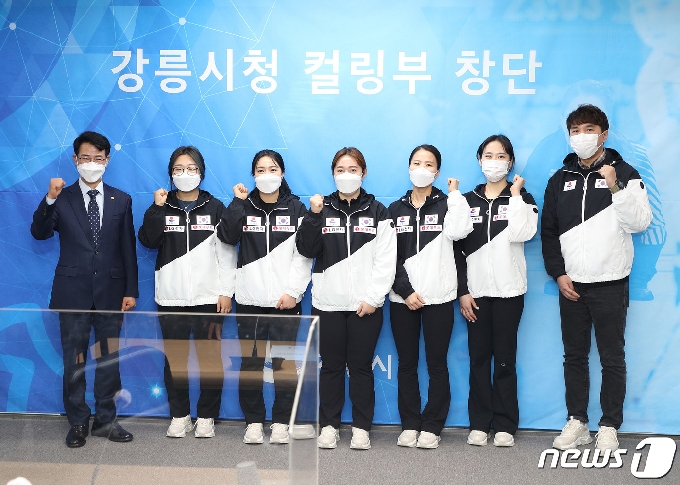 여자 컬링 ‘팀킴(Team KIM)’은 4일 강릉시청에 창단 협약식 뒤 기자회견을 가졌다.(강릉시 제공) 2021.03.04./뉴스1