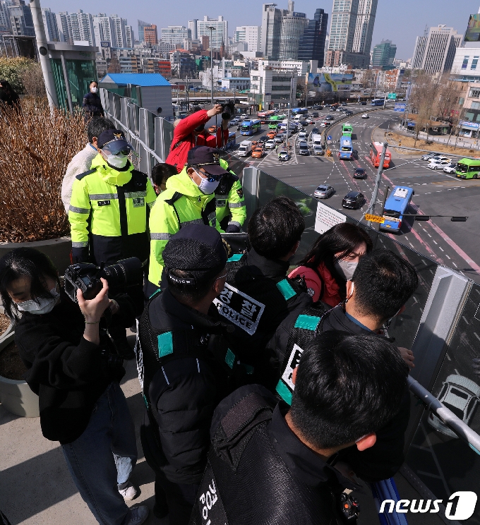 [사진] 서울로7017에서 동시다발적으로 기습 현수막 시위
