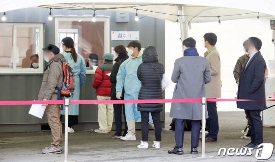 5일 서울역 광장에 마련된 신종 코로나바이러스 감염증(코로나19) 임시선별검사소에서 시민들이 검사를 기다리고 있다./사진=서울 뉴스1 