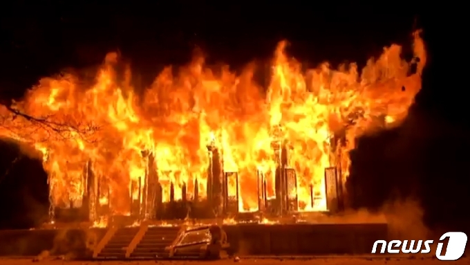 5일 오후 6시50분 전북 정읍시 내장산 안쪽에 자리잡은 내장사 대웅전에서 화재가 발생했다.(전북소방본부 제공)2021.3.5/뉴스1