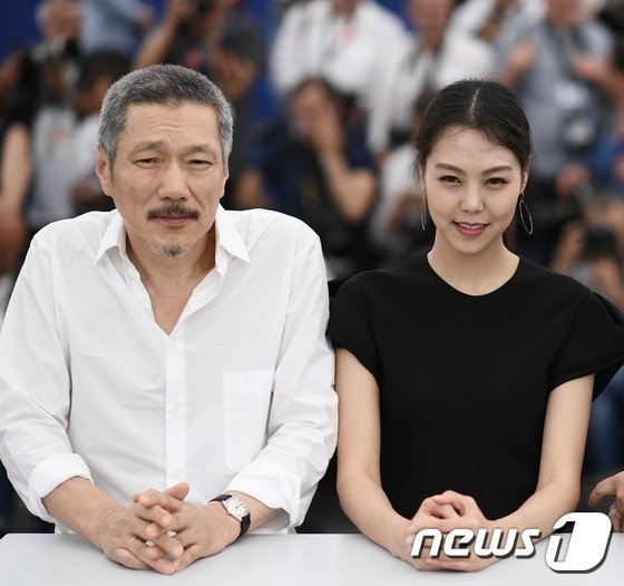 홍상수 감독(왼쪽)과 배우 김민희 /사진 AFP= 뉴스1