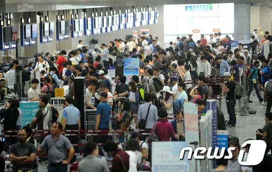 김해공항 국제선에 수속하는 승객들로 가득차 있다.2016.6.21/뉴스1 © News1 박기범 기자