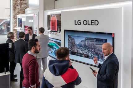 유럽지역 거래선 관계자들이 2020년형 LG 올레드 TV를 살펴보고 있다./사진제공=LG전자
