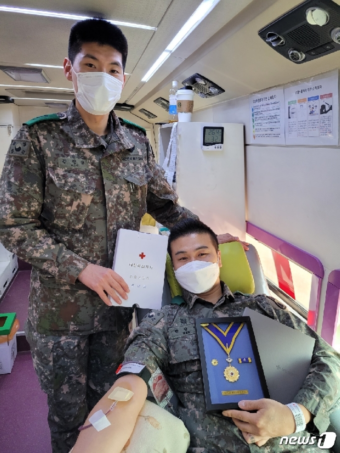 육군 35사단 이순신여단 부안대대 TOD(열감시장비) 반장인 한인섭 상사가 100번째 헌혈을 하고 있다.(육군35사단 제공)2021.3.7 /© 뉴스1