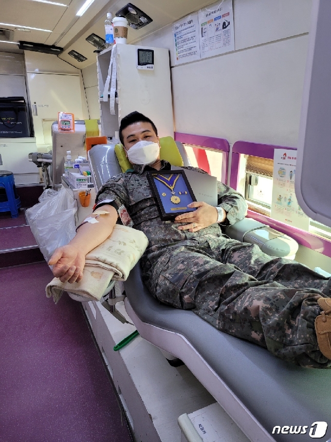 한인섭 상사가 받은 헌혈 명예장을 가슴에 품고 100회 째 헌혈을 실시하고있다.(육군 35사단 제공)2021.3.7 /© 뉴스1