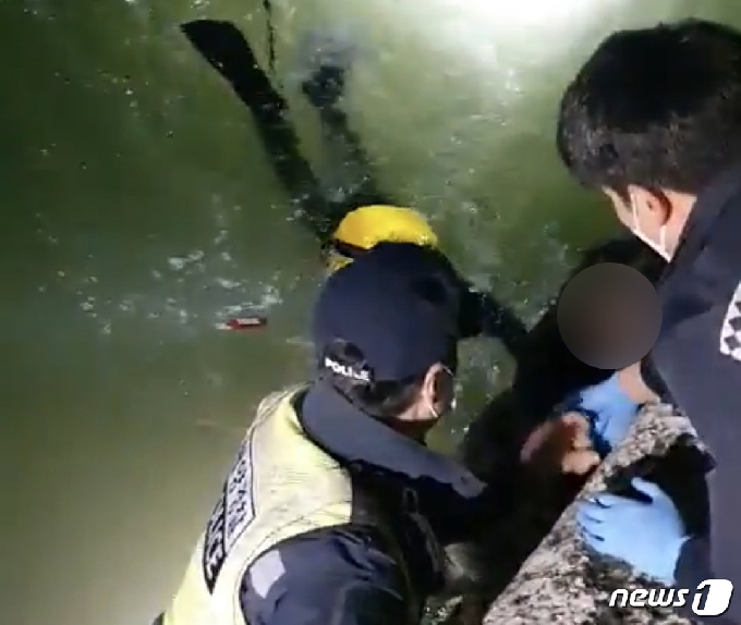 해경이 바다에 빠진 40대 여성을 구조하고 있다.(인천해양경찰서제공) / 뉴스1