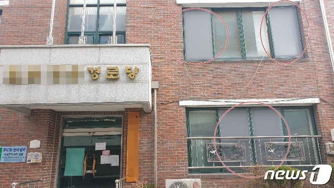 전북 전주시 효자동 한 경로당 건물 창틀에 설치된 방진망/2021.3.5© 뉴스1