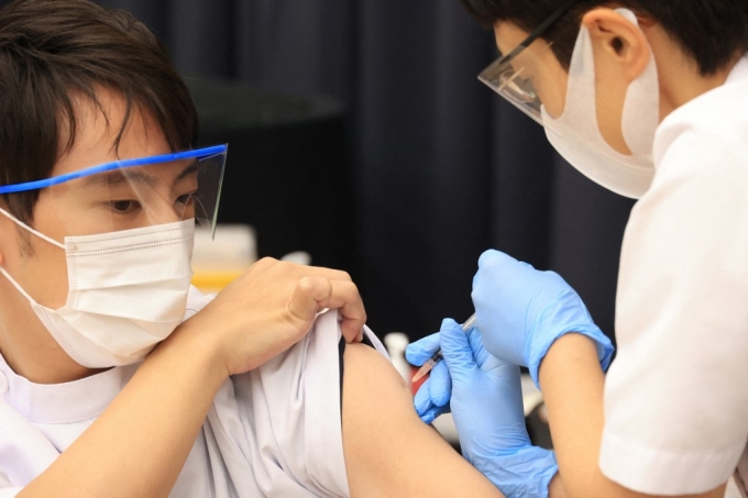 지난 5일 일본 도쿄 한 병원에서 의료종사자가 코로나19 백신 접종을 받고 있다./사진=AFP