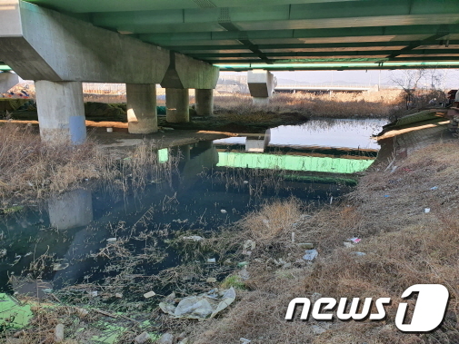 시흥 월곶동, 방산동 공터 일대서 발견된 폐기물.(시흥시 제공)© 뉴스1