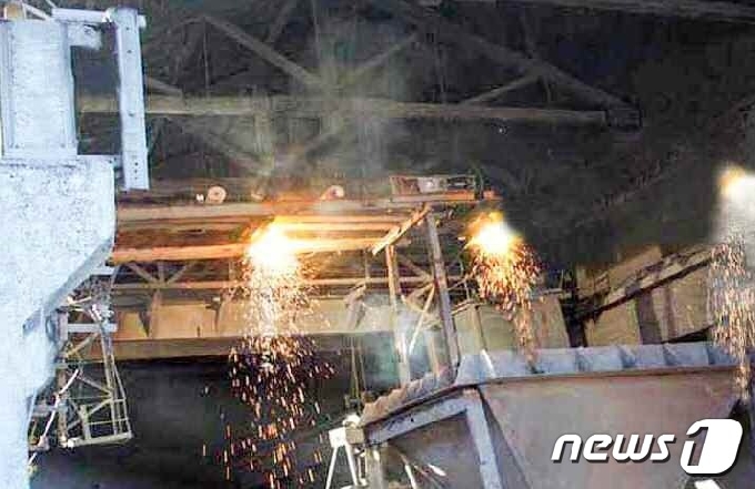 [사진] 북한 "시멘트 생산 능력 확장 공사, 혁신불꽃 올리는 협동력"