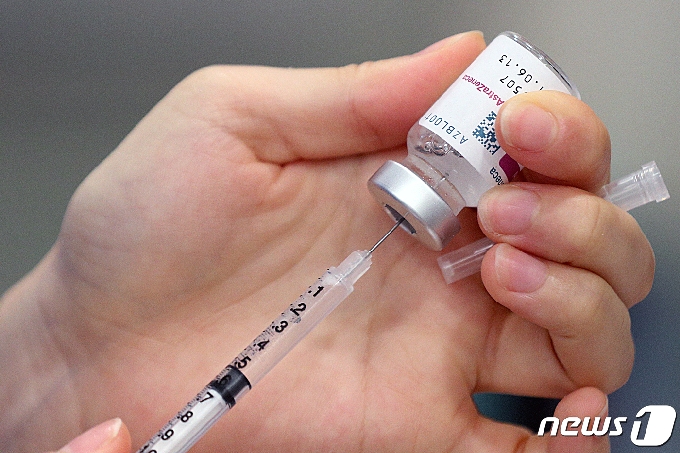 [사진] AZ 백신 주사기에 담는 의료진