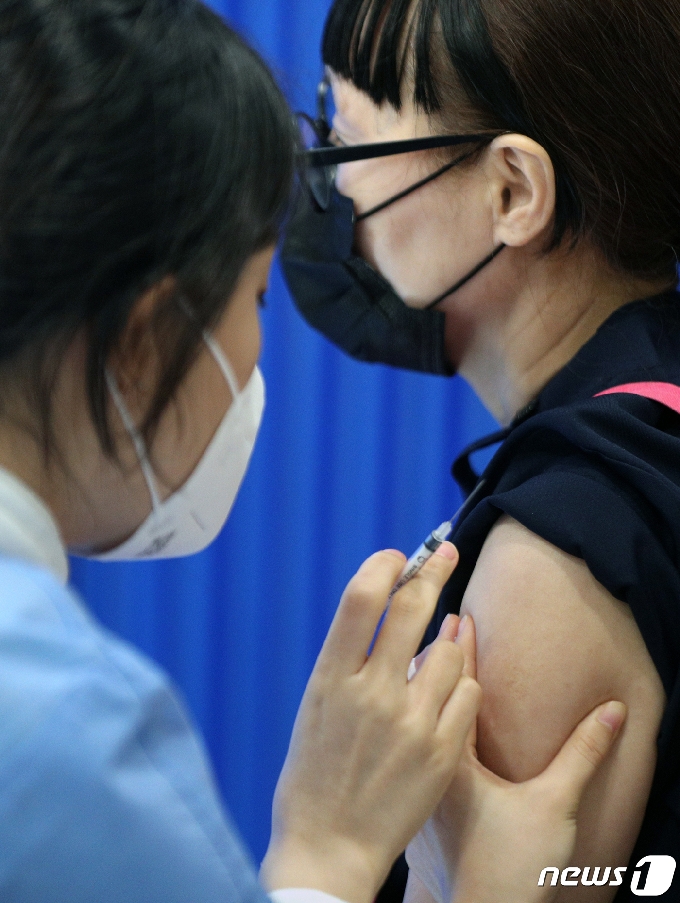 [사진] 백신 접종 받는 요양병원 관계자