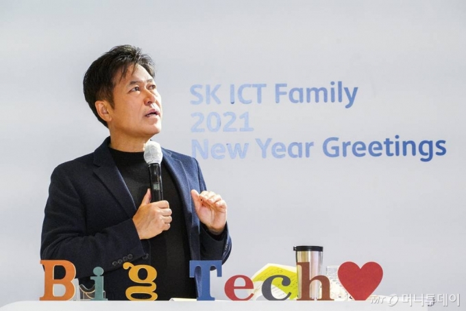 박정호 SKT 사장이 4일 SK텔레콤 을지로 본사에서 열린 '2021년 SK ICT 패밀리 신년인사회'에서 신년 메시지를 발표하고 있다. / 사진제공=외부