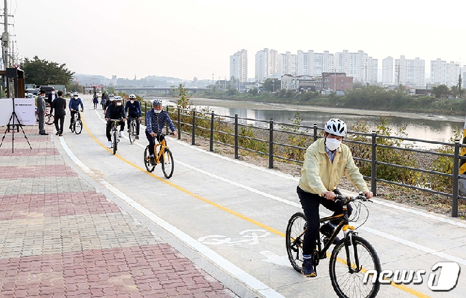 백군기 시장이 지난해 경안천 자전거도로를 주행하며 현장 점검을 하고 있는 모습.(용인시 제공) © News1