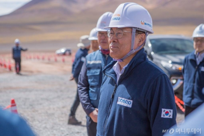 포스코 최정우 회장이 아르헨티나 리튬 추출 데모플랜트 건설현장을 방문해 안전을 당부하며 직원들을 격려하고 있다./사진제공=포스코