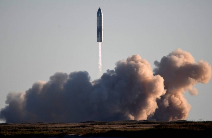 스페이스X가 개발 중인 화성 유인우주선 '스타십'의 시제품 SN8이 9일(현지시간) 텍사스주 보카치카에서 시험비행 후 착륙하던 중 폭발하고 있다. /사진=로이터=뉴스1