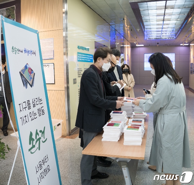 [사진] 서울시교육청 '화장실 종이휴지 대신 손수건 사용' 캠페인