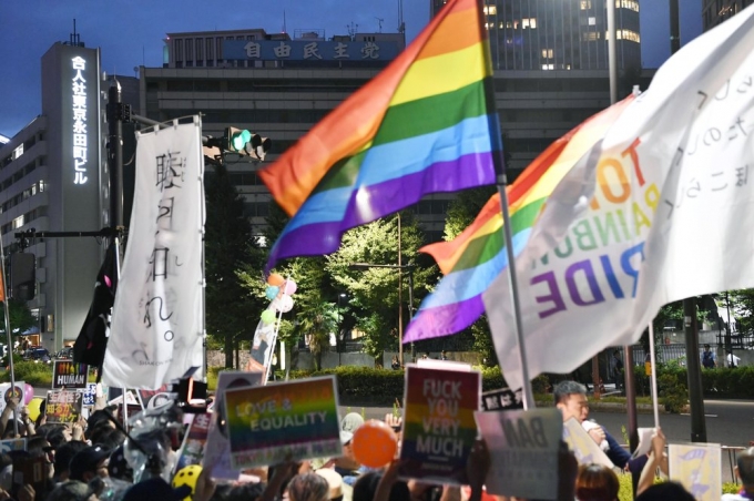 지난 2018년 7월 27일 도쿄 자민당 당사에서 스기타 미오 의원을 향한 항의 시위를 벌이는 시민들의 모습. 당시 스기타는 한 잡지 인터뷰에서 "LGBTQ(성 소수자) 개인들의 권리에 대해 세금을 쓰는 것은 "생산적이지 않다"고 말해 여론의 뭇매를 맞았다. /사진=AP/뉴시스