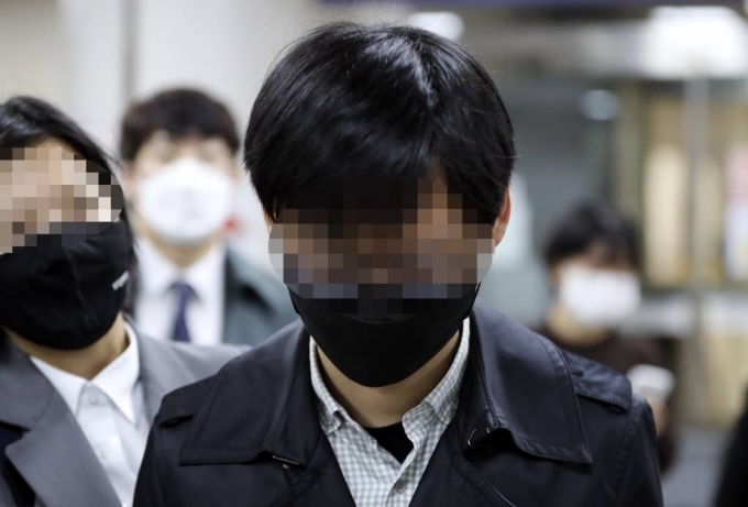 서울시 전 비서실 직원 A 씨가 지난해 10월 22일 서초구 서울중앙지법에서 법원을 빠져 나가고 있다. /사진=뉴시스