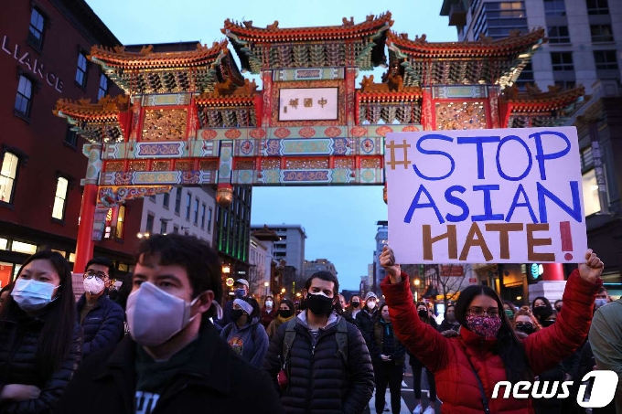 17일(현지시간) 미국 워싱턴DC 차이나타운에서 '애틀랜타주 총격 사건'과 관련해 아시아인 대상 증오 범죄를 규탄하는 시위가 열리고 있다. © AFP=뉴스1