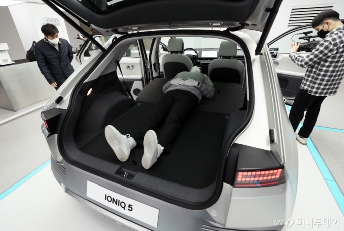 [사진]공간활용성 뛰어난 아이오닉5 뒷좌석과 트렁크
