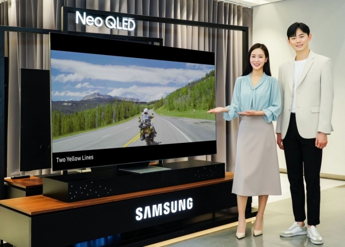 삼성전자 모델이 경기도 수원시 삼성전자 수원 디지털시티에서 Neo QLED TV 제품으로 8K 영화 '투 옐로우 라인'을 선보이고 있다제공=삼성전자./사진