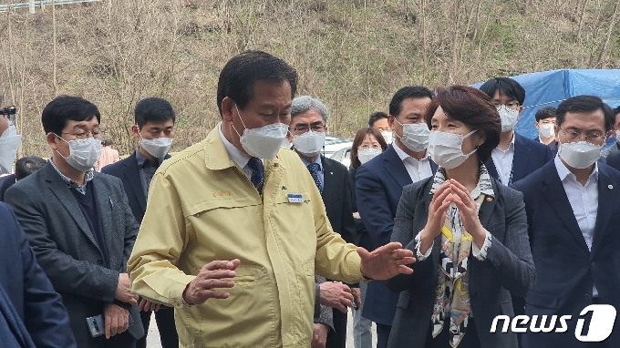 26일 오후 한정애 환경부장관이 충북 옥천의 (주)에코크린 현장을 둘러보고 있다. © 뉴스1