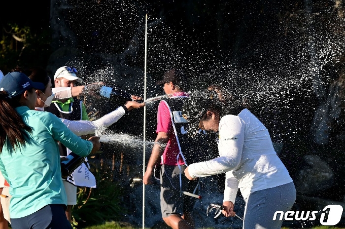 [사진] KIA 클래식 우승 축하 샴페인 세례 받는 박인비