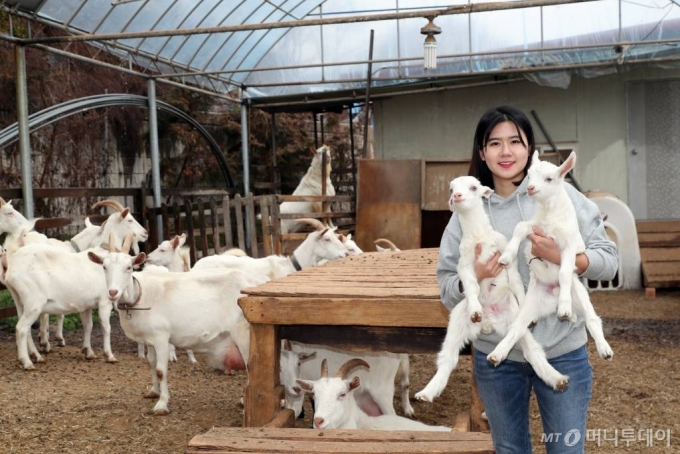 낙농기업을 이어받아 유제품을 생산하고 있는 청년농업인 심다은씨(전북 임실군)가 새끼 산양을 안고 환하게 웃고 있다.