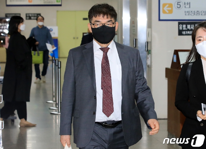 [사진] 졍경심 항소심 공판 참석하는 김칠준 변호인