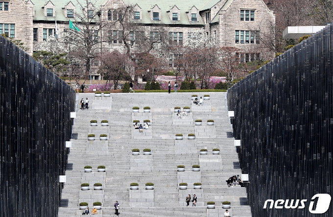 완연한 봄날씨를 보인 지난 19일 서울 서대문구 이화여자대학교 ECC 계단에서 학생들이 따뜻한 봄날씨를 만끽하고 있다./뉴스1 © News1 박지혜 기자