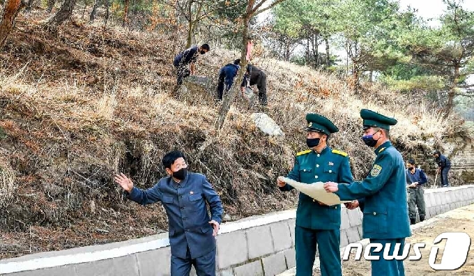 [사진] 봄철 '국토관리사업' 진행하는 북한…나무심는 황남