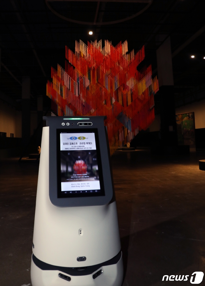 [사진] 제13회 광주비엔날레 로봇 "이 작품은 '라이징 투게더' 입니다"